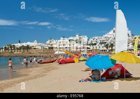 Il Portogallo; l'Algarve occidentale, Praia da Luz spiaggia in estate Foto Stock