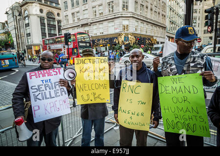 Londra, Regno Unito. Xx oct, 2014. Anti-Kagame manifestanti al di fuori di Gais Vertice Credito: Guy Corbishley/Alamy Live News Foto Stock