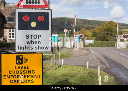 Cartelli di avvertimento in corrispondenza di un unmanned incrocio ferroviario, Shropshire, Inghilterra, Regno Unito Foto Stock