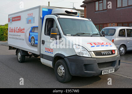 Tesco home delivery van facendo scendere i generi alimentari in una strada residenziale con un annuncio per fare clic e raccogliere il servizio da un negozio locale Foto Stock