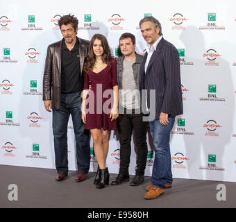 Benicio del Toro, Claudia Traisac, Josh Hutcherson e direttore Andrea Di Stefano frequentare un photocall per il film ''Escobar: Paradiso perduto", Roma Festival Internazionale del Film di Roma, Italia, 19/10/14 Foto Stock