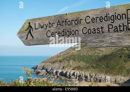 Sandy Mwnt,beach,Cardigan Bay, Ceredigion, West Wales,Wales coast Path in legno di orientamento per dito Foto Stock