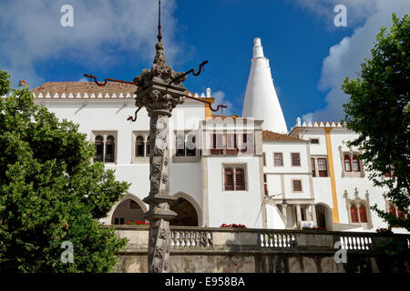 Il Portogallo, Distrito de Lisboa, il Palácio Nacional de Sintra con la gogna in primo piano Foto Stock