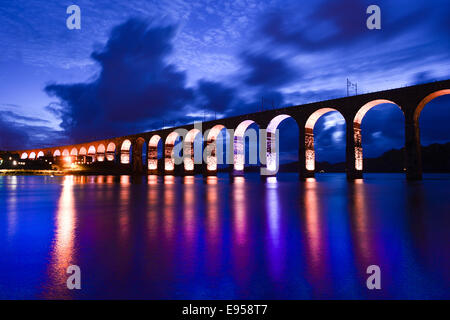 Il Royal illuminate ponte di frontiera che porta la principale costa est della linea ferroviaria oltre il fiume Tweed a Berwick upon Tweed. Foto Stock