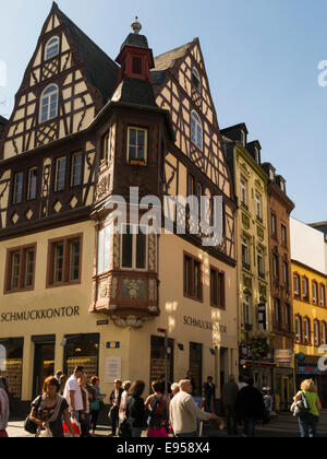 17c angolo della costruzione di Löhrstrasse e Altengraben, Koblenz Germania UE uno dei "quattro torri", angolo di quattro case con finestre a baia Foto Stock