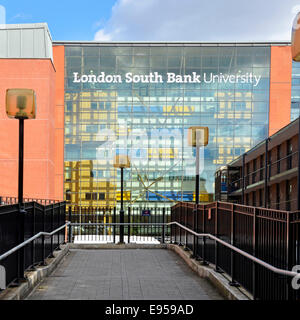 Cartello dell'università London South Bank sopra l'ingresso principale con rampa di accesso pedonale per la School of Business e l'edificio K2 Keyworth Southwark Inghilterra Regno Unito Foto Stock