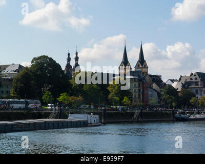 Vista su Città Vecchia con gotiche guglie delle chiese da crociera fluviale barca Koblenz Germania UE uno del più antico bellissime città in Germania Foto Stock