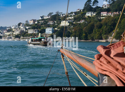 Dartmouth il battello a vapore Kingswear Castle voce fino al fiume Dart da Brixham trawler Provvidenza Foto Stock