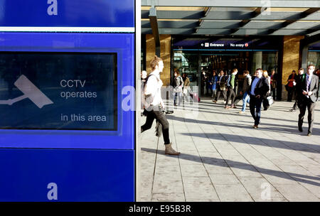 Avviso di TVCC esterno stazione di King Cross a Londra Foto Stock