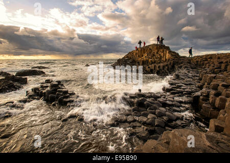 Tramonto presso il Giants Causeway, sito patrimonio dell'umanità dell'UNESCO, contea di Antrim, Irlanda del Nord Foto Stock