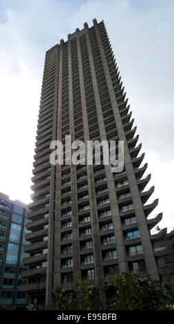 Barbican, Londra UK. Xx Ottobre 2014. Appartamenti di lusso in uno degli anni sessanta a torre del Barbican. Il meteo forcasts il prossimo giorno asciutto per essere mercoledì successivo domani la pioggia. KATHY DEWITT/Alamy Live News Foto Stock