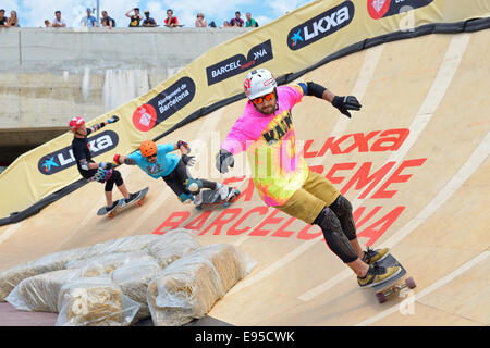 Barcellona - giu 28: piloti professionisti presso la croce Longboard concorrenza a LKXA Sport Estremi Giochi di Barcellona. Foto Stock