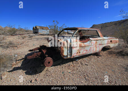 Una Chevrolet Impala a sinistra per la ruggine nella città fantasma riolite nel deserto di Mojave in Nevada, STATI UNITI D'AMERICA Foto Stock