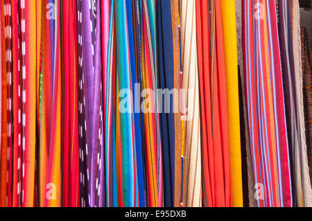 Tessuti colorati, coperte per la vendita, Panajachel, Guatemala Foto Stock