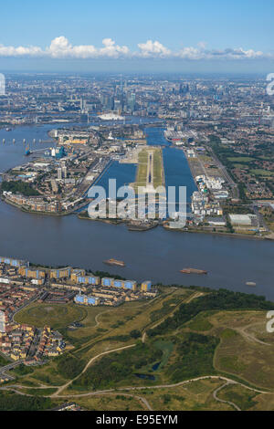 Una veduta aerea di Londra in una limpida giornata estiva. Il London City Airport è visibile in primo piano con la città dietro. Foto Stock