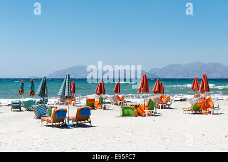 Spiaggia vuota chiusa con ombrelloni e sedie a sdraio sulla spiaggia di Mastichari, isola di Kos, Grecia Foto Stock