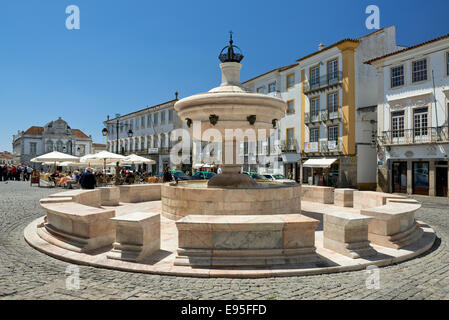 Il Portogallo, l'Alentejo, Évora, Praca do Giraldo square, la Fonte Henriquina Foto Stock