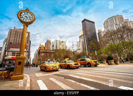 NEW YORK - 21 Luglio: giallo taxi sulla Quinta Avenue il 21 luglio 2012 in New York, Stati Uniti d'America. Quinta Avenue è una strada centrale di Manhattan, il Foto Stock