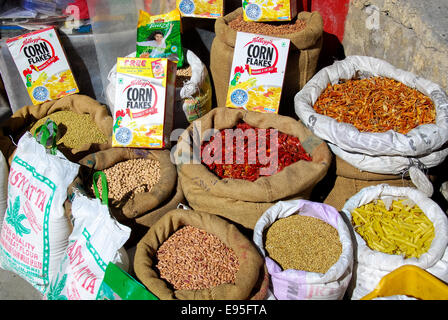 I sacchi di riso e cereali al mercato a kaza in India Foto Stock