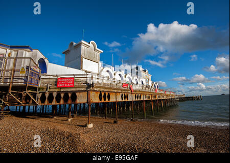 La riparazione si continua a lavorare su South Parade Pier, Southsea seafront Foto Stock