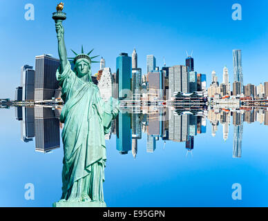 Manhattan e la statua della libertà con la riflessione, la città di New York. Stati Uniti d'America. Foto Stock