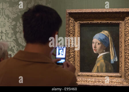 Celebre dipinto della Madonna con la perla da Johannes Vermeer in museo Mauritshuis in den Haag Holland Foto Stock