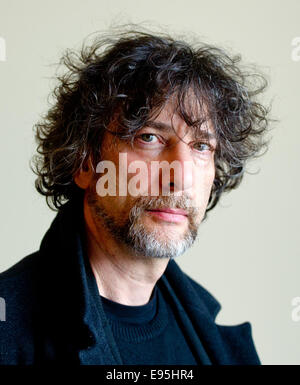 Amburgo, Germania. Xx oct, 2014. Il British fantasy scrittore Neil Gaiman pone ad Amburgo, Germania, 20 ottobre 2014. Questa sera egli presenterà il suo nuovo romanzo "l'oceano alla fine della corsia". Credito: dpa picture alliance/Alamy Live News Foto Stock