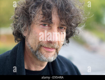 Amburgo, Germania. Xx oct, 2014. Il British fantasy scrittore Neil Gaiman pone ad Amburgo, Germania, 20 ottobre 2014. Questa sera egli presenterà il suo nuovo romanzo "l'oceano alla fine della corsia". Credito: dpa picture alliance/Alamy Live News Foto Stock