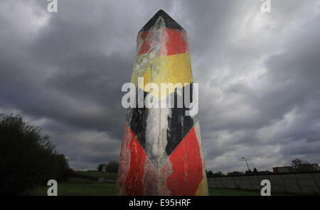 Hoetensleben, Germania. Xx oct, 2014. Un weathered guardia di confine sorge al confine monumento in Hoetensleben, Germania, 20 ottobre 2014. Politici, testimoni contemporanei, e gli studenti sono andati su una escursione commemorativa in occasione del XXV anniversario della caduta del muro di Berlino. Essi sono stati guidati dalla pattuglia percorso lungo l'ex confine tra Offleben in Bassa Sassonia, Germania Occidentale, e Hoetensleben in Sassonia-Anhalt, ex RDT. Credito: dpa picture alliance/Alamy Live News Foto Stock