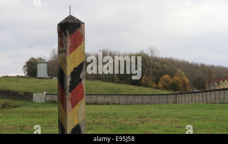 Hoetensleben, Germania. Xx oct, 2014. Un weathered guardia di confine sorge al confine monumento in Hoetensleben, Germania, 20 ottobre 2014. Politici, testimoni contemporanei, e gli studenti sono andati su una escursione commemorativa in occasione del XXV anniversario della caduta del muro di Berlino. Essi sono stati guidati dalla pattuglia percorso lungo l'ex confine tra Offleben in Bassa Sassonia, Germania Occidentale, e Hoetensleben in Sassonia-Anhalt, ex RDT. Credito: dpa picture alliance/Alamy Live News Foto Stock