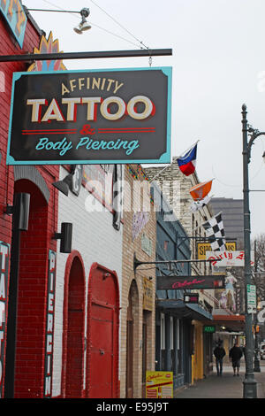 Segno per affinità salotto tattoo sulla storica 6th Street nel centro di divertimenti di Austin, Texas Foto Stock