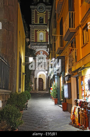 Vista verso il campanile della cattedrale di Sorrento, Italia di notte Foto Stock