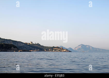 Vista della villa di Pollio Felice e Marina di Puolo dall'acqua con l'isola di Capri, Italia in background Foto Stock