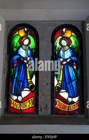 Vetro colorato nella chiesa di San Felice de Valois, Sobański cappella del palazzo, Guzów, Żyrardów County, Mazovian voivodato, Polonia Foto Stock