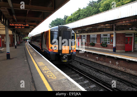 Unità Diesel 444 026 a sud-ovest di treni a Brockenhurst village stazione ferroviaria, New Forest National Park; Hampshire County; Engla Foto Stock