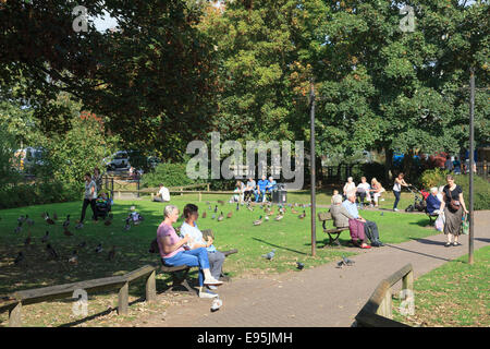 Persone rilassante sotto il sole del Maltings Park in Salisbury Foto Stock