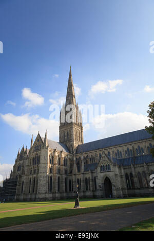 A nord la facciata della Cattedrale di Salisbury e la guglia Foto Stock