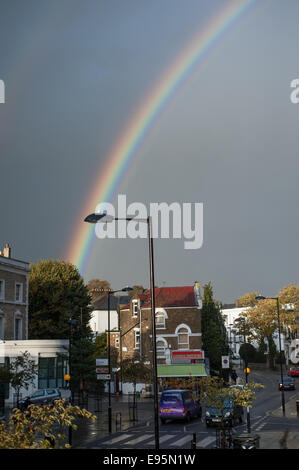Londra, Regno Unito. Xx oct, 2014. Regno Unito: Meteo Rainbow visto nel nord di Londra. Credito: Piero Cruciatti/Alamy Live News Foto Stock