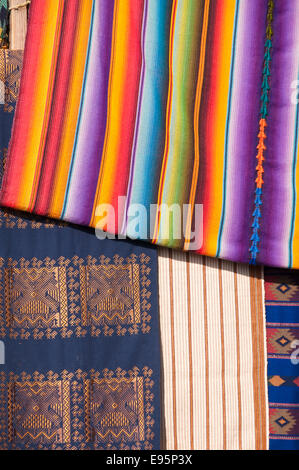 Tessuti colorati, coperte per la vendita, Panajachel, Guatemala Foto Stock