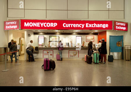 Moneycorp Cambio valuta Negozio per denaro di viaggio, North Terminal, l'aeroporto di Gatwick, Regno Unito Foto Stock