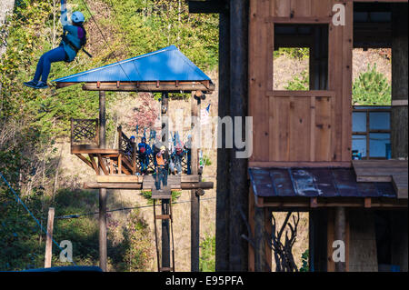 Ziplines in Helen, Georgia offrono divertimento all'aperto per i più avventurosi i visitatori lungo il fiume Chattahoochee in Blue Ridge Mountains. Foto Stock