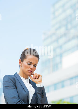 Ritratto di sottolineato business donna nel distretto di office Foto Stock