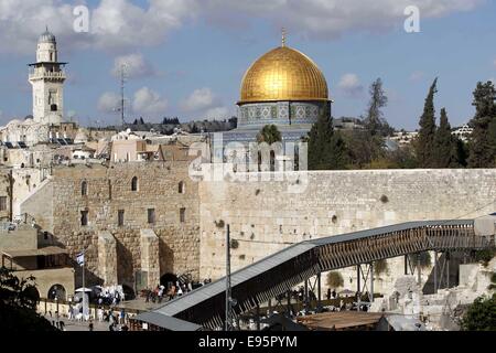 Gerusalemme, Territorio palestinese. Xx oct, 2014. Ultra-Jewish ortodossi pregano gli uomini presso il Muro Occidentale, in Gerusalemme la città vecchia di 20 Ottobre 2014. Israeliano e la polizia palestinese mantenuta una stretta guardare al di sopra della al-Aqsa moschea composto il lunedì in mezzo ad alta tensione tra i musulmani e gli Ebrei ai visitatori del sito di santo e chiamate dal presidente palestinese Mahmoud Abbas per difenderla da ''tutti i mezzi''. Credito: ZUMA Press, Inc./Alamy Live News Foto Stock