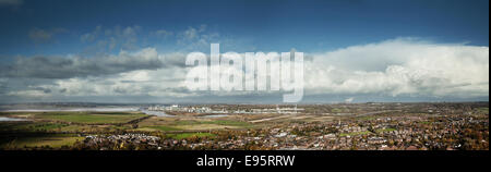 Vista panoramica dalla collina di Frodsham Mersey view Cheshire affacciato sul Mersey estuario verso Liverpool e Runcorn, terra di palude Foto Stock