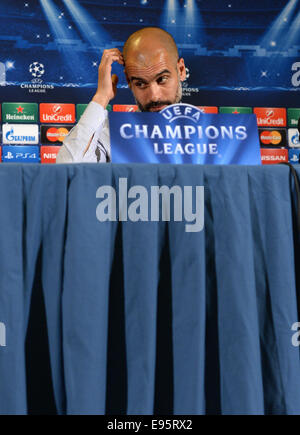 Roma, Italia. Xx oct, 2014. Monaco di Baviera allenatore Pep Guardiola gesti durante una conferenza stampa presso il team hotel in Roma, Italia, 20 Ottobre 2014 prima della UEFA Champions League Gruppo E partita di calcio tra AS Roma e FC Bayern Monaco di Baviera. Credito: dpa picture alliance/Alamy Live News Foto Stock