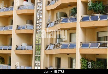 Monte Carlo, Monaco. 20 ottobre, 2014. Il Grattacielo Roccabella, dove F1 pilota Nico Rosberg e Lewis Hamilton live. Altri (ex) residenti includono Keke Rosberg, Mika Haekkinen, Karl Lagerfeld, Boris Becker, Shirley Bassey, Ringo Starr, Eddie Jordan. Credito: dpa picture alliance/Alamy Live News Foto Stock