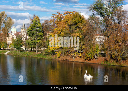 Strelecky vista isola, Praga autunno fiume Moldava Repubblica Ceca Foto Stock