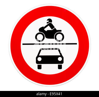 Nessun accesso per veicoli a motore segno di traffico contro uno sfondo bianco Foto Stock
