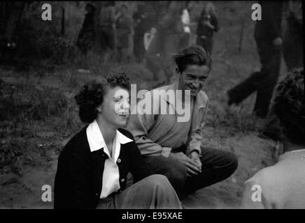 Una giovane donna e un uomo in gita sociale. 1940s-1950s 21/4 x 31/4 negativo questo è uno di 54 foto in album "Fort Macleod's Anonymous". La maggior parte sono girati in Fort Macleod, Alberta verso la fine degli anni quaranta. Il donatore di Foto Stock