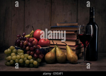 Still Life, frutta, libri e vino Foto Stock